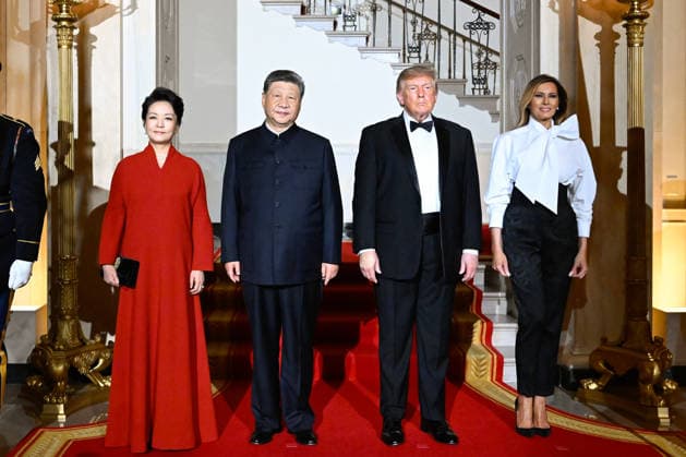 (260924) -- WASHINGTON, Sept. 24, 2026 -- Chinese President Xi Jinping and his wife Peng Liyuan, together with U.S. President Donald Trump and his wife Melania Trump, pose for a group photo as they attend a welcome banquet at the White House in Washington, D.C., the United States, Sept. 24, 2026. ) U.S.-CHINA-XI JINPING-STATE VISIT-TRUMP-WELCOME BANQUET ShenxHong 