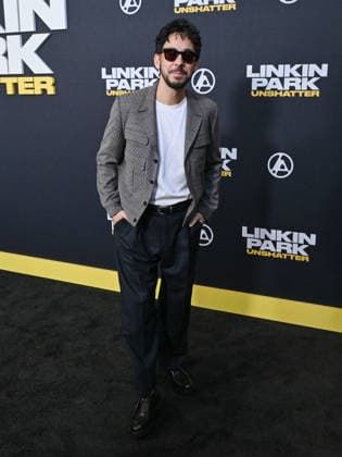 September 24, 2026, Los Angeles, California, USA: American rapper, singer, songwriter, record producer, and graphic designer MIKE SHINODA, 49,attends Linkin Park: Unshatter World Premiere red carpet. Los Angeles USA  - ZUMAb173 20260924_aap_b173_023 Copyright: xBillyxBennightx