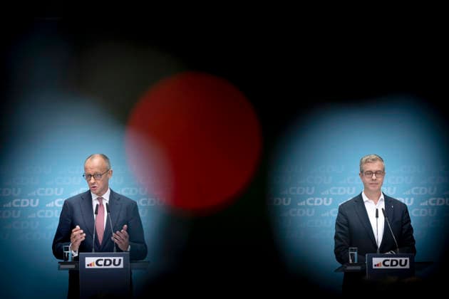 Friedrich Merz, Stefan Evers DEU, Deutschland, Germany, Berlin, 21.09.2026 Friedrich Merz , Bundeskanzler und Vorsitzender der Partei CDU , und Stefan Evers , Spitzenkandidat der Berliner CDU (rechts) waehrend der Pressekonferenz mit dem Spitzenkandidaten der Berliner CDU zum Wahlausgang bei den Landtagswahlen in Mecklenburg-Vorpommern und der Berliner Wahl zur Abgeordnetenhauswahl in der Parteizentrale der CDU im Konrad Adenauer Haus in Berlin Deutschland . Die CDU hat in Mecklenburg-Vorpommern erstmals die 5 Prozent Huerde verfehlt und auch in Berlin stark verloren en: Friedrich Merz , Federal Chancellor and Chairman of the CDU party , and Stefan Evers , lead candidate of the Berlin CDU (right) during a press conference with the lead cand