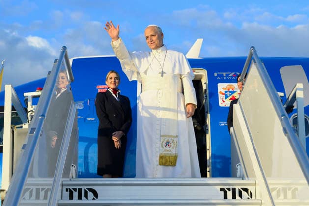 TRIP_PAPA_2026 Italy, Fiumicino, Vatican, 2026 9 25 Pope Leo XIV arrives as he boards a plane upon his departure for a three-day trip to French. EDITORIAL USE ONLY - NO BOOKS Copyright: xVATICANxMEDIA xCatholicxPressxPhotox