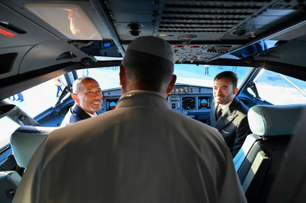 TRIP_PAPA_2026 Italy, Fiumicino, Vatican, 2026 9 25 Pope Leo XIV arrives as he boards a plane upon his departure for a three-day trip to French. EDITORIAL USE ONLY - NO BOOKS Copyright: xVATICANxMEDIA xCatholicxPressxPhotox