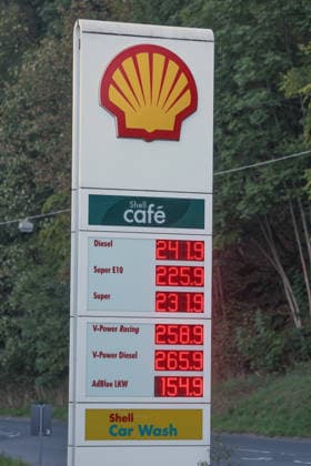 What’s the outlook for gas prices? Gas prices remain at very high levels. SHELL gas station in Siegen. Gas prices this morning. The current prices for diesel, Super E10, and Super are well over 2 euros. Diesel is at 2.41 euros, Super E10 is at 2.25 euros, and Super is at 2.31 euros. Gas station, fuel prices on September 25, 2026, in Siegen, Germany
