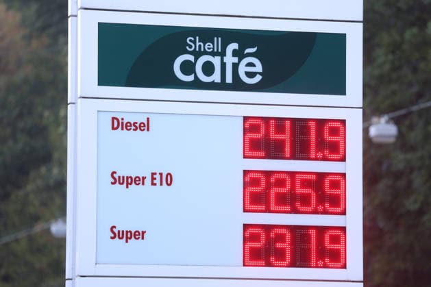 What’s the outlook for gas prices? Gas prices remain at very high levels. SHELL gas station in Siegen. Gas prices this morning. The current prices for diesel, Super E10, and Super are well over 2 euros. Diesel is at 2.41 euros, Super E10 is at 2.25 euros, and Super is at 2.31 euros. Gas station, fuel prices on September 25, 2026, in Siegen, Germany