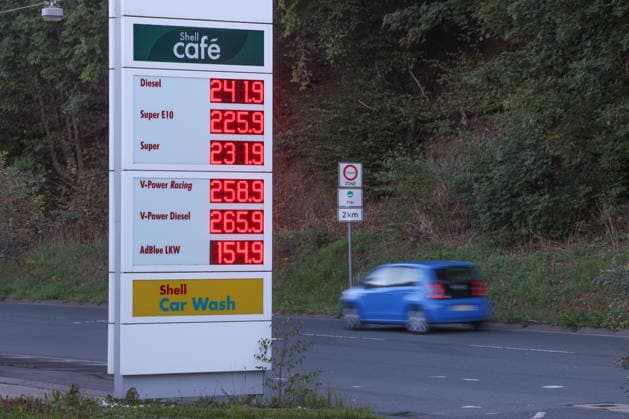 What’s the outlook for gas prices? Gas prices remain at very high levels. SHELL gas station in Siegen. Gas prices this morning. The current prices for diesel, Super E10, and Super are well over 2 euros. Diesel is at 2.41 euros, Super E10 is at 2.25 euros, and Super is at 2.31 euros. Gas station, fuel prices on September 25, 2026, in Siegen, Germany