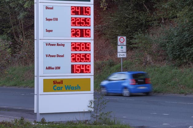 What’s the outlook for gas prices? Gas prices remain at very high levels. SHELL gas station in Siegen. Gas prices this morning. The current prices for diesel, Super E10, and Super are well over 2 euros. Diesel is at 2.41 euros, Super E10 is at 2.25 euros, and Super is at 2.31 euros. Gas station, fuel prices on September 25, 2026, in Siegen, Germany