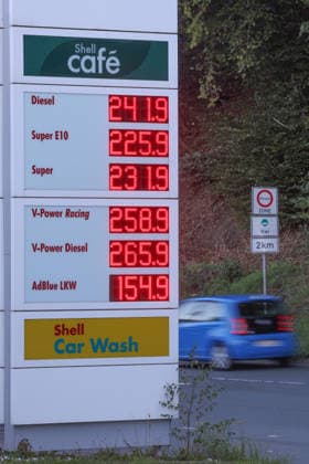 What’s the outlook for gas prices? Gas prices remain at very high levels. SHELL gas station in Siegen. Gas prices this morning. The current prices for diesel, Super E10, and Super are well over 2 euros. Diesel is at 2.41 euros, Super E10 is at 2.25 euros, and Super is at 2.31 euros. Gas station, fuel prices on September 25, 2026, in Siegen, Germany