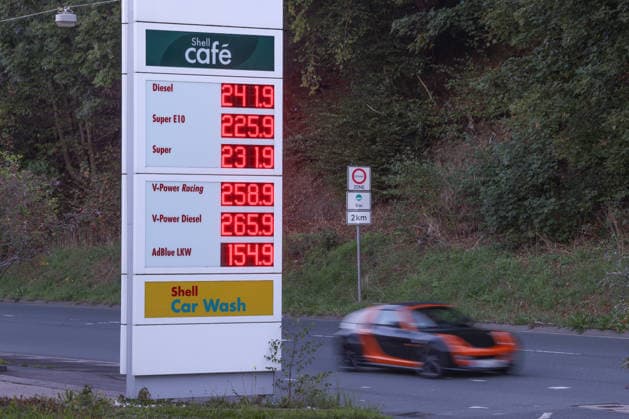 What’s the outlook for gas prices? Gas prices remain at very high levels. SHELL gas station in Siegen. Gas prices this morning. The current prices for diesel, Super E10, and Super are well over 2 euros. Diesel is at 2.41 euros, Super E10 is at 2.25 euros, and Super is at 2.31 euros. Gas station, fuel prices on September 25, 2026, in Siegen, Germany