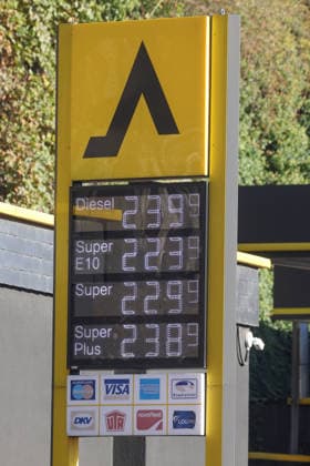 What’s the outlook for gas prices? Gas prices remain at very high levels. CLASSIC Gas Station in Mudersbach. This morning’s gas prices. The current prices for diesel, Super E10, and Super are well over 2 euros. Diesel is at 2.39 euros, Super E10 at 2.23 euros, and Super at 2.29 euros. Gas station, fuel prices on September 25, 2026, in Mudersbac