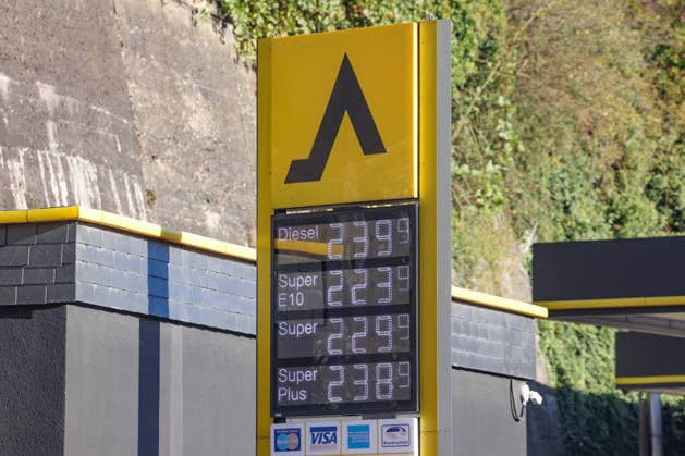 What’s the outlook for gas prices? Gas prices remain at very high levels. CLASSIC Gas Station in Mudersbach. This morning’s gas prices. The current prices for diesel, Super E10, and Super are well over 2 euros. Diesel is at 2.39 euros, Super E10 at 2.23 euros, and Super at 2.29 euros. Gas station, fuel prices on September 25, 2026, in Mudersbac