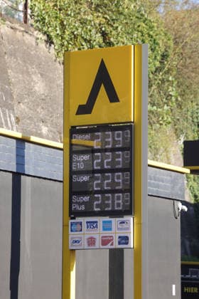 What’s the outlook for gas prices? Gas prices remain at very high levels. CLASSIC Gas Station in Mudersbach. This morning’s gas prices. The current prices for diesel, Super E10, and Super are well over 2 euros. Diesel is at 2.39 euros, Super E10 at 2.23 euros, and Super at 2.29 euros. Gas station, fuel prices on September 25, 2026, in Mudersbac