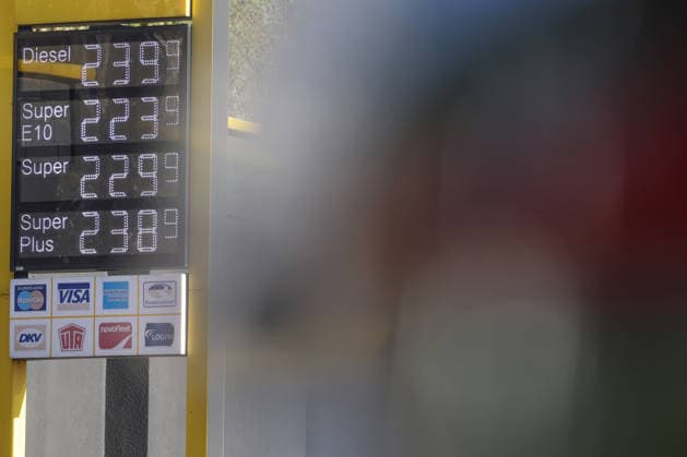 What’s the outlook for gas prices? Gas prices remain at very high levels. CLASSIC Gas Station in Mudersbach. This morning’s gas prices. The current prices for diesel, Super E10, and Super are well over 2 euros. Diesel is at 2.39 euros, Super E10 at 2.23 euros, and Super at 2.29 euros. Gas station, fuel prices on September 25, 2026, in Mudersbac