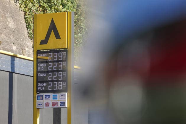 What’s the outlook for gas prices? Gas prices remain at very high levels. CLASSIC Gas Station in Mudersbach. This morning’s gas prices. The current prices for diesel, Super E10, and Super are well over 2 euros. Diesel is at 2.39 euros, Super E10 at 2.23 euros, and Super at 2.29 euros. Gas station, fuel prices on September 25, 2026, in Mudersbac