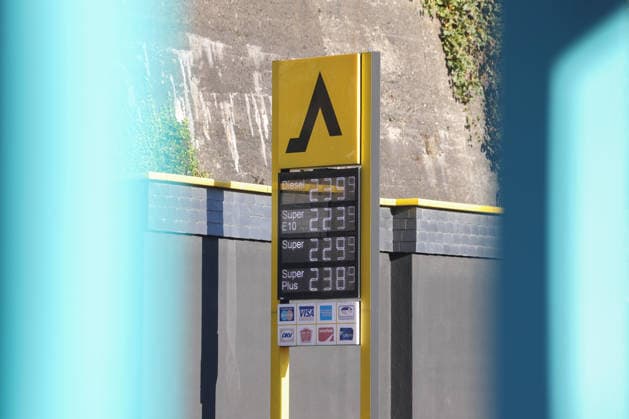 What’s the outlook for gas prices? Gas prices remain at very high levels. CLASSIC Gas Station in Mudersbach. This morning’s gas prices. The current prices for diesel, Super E10, and Super are well over 2 euros. Diesel is at 2.39 euros, Super E10 at 2.23 euros, and Super at 2.29 euros. Gas station, fuel prices on September 25, 2026, in Mudersbac