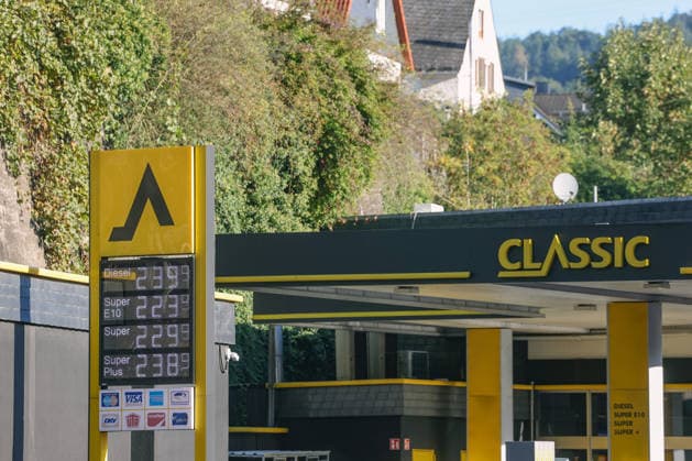 What’s the outlook for gas prices? Gas prices remain at very high levels. CLASSIC Gas Station in Mudersbach. This morning’s gas prices. The current prices for diesel, Super E10, and Super are well over 2 euros. Diesel is at 2.39 euros, Super E10 at 2.23 euros, and Super at 2.29 euros. Gas station, fuel prices on September 25, 2026, in Mudersbac