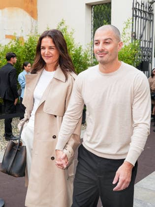 IPA88946911 - Milan, Milan Women™s Fashion Week Spring Summer 2027 - Women™s Fashion, Spring Summer 2027 - Tod™s fashion show - guests pictured: Katie Holmes and her boyfriend Jason Bard Yarmosky  Copyright: xRiccardoxGiordanox xRiccardoxGiordanox IPA88946911