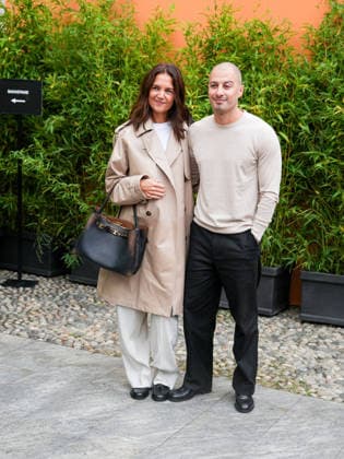 IPA88946917 - Milan, Milan Women™s Fashion Week Spring Summer 2027 - Women™s Fashion, Spring Summer 2027 - Tod™s fashion show - guests pictured: Katie Holmes and her boyfriend Jason Bard Yarmosky  Copyright: xRiccardoxGiordanox xRiccardoxGiordanox IPA88946917
