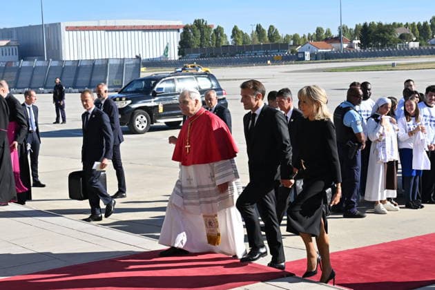 France-Arrival at Paris Orly Airport-2026 09 25 France, Orly,Vatican,2026 09 25 Welcome ceremony from Pope Leo XIV Upon his arrival at Paris Orly International Airport at the beginning of his apostolic journey ti France. EDITORIAL USE ONLY - NO BOOKS Copyright: xx