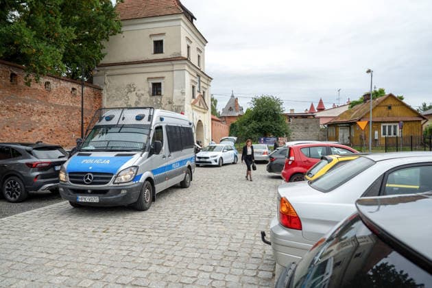 Ukrainian man stabs five people in a Polish monastery Photo: Maciej Napora East News A police car is seen outside the monastery after a stabbing attack at the Benedictine s abbey on September 24, 2026 in the town of Jaroslaw in south-eastern Poland. A 31-year-old Ukrainian man stabbed five people with a kitchen knife, killing a priest and wounding four other victims. The perpetrator, whose motives are so far unknown, was apprehended by the police. EN_01684813_0001 