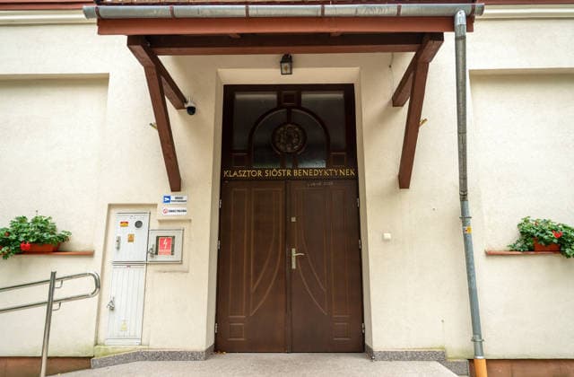 Ukrainian man stabs five people in a Polish monastery Photo: Maciej Napora East News The entrance to the monastery is seen after a stabbing attack at the Benedictine s abbey on September 24, 2026 in the town of Jaroslaw in south-eastern Poland. A 31-year-old Ukrainian man stabbed five people with a kitchen knife, killing a priest and wounding four other victims. The perpetrator, whose motives are so far unknown, was apprehended by the police. EN_01684813_0002 