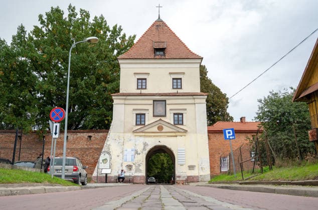 Ukrainian man stabs five people in a Polish monastery Photo: Maciej Napora East News Main gate to the monastery is seen after a stabbing attack at the Benedictine s abbey on September 24, 2026 in the town of Jaroslaw in south-eastern Poland. A 31-year-old Ukrainian man stabbed five people with a kitchen knife, killing a priest and wounding four other victims. The perpetrator, whose motives are so far unknown, was apprehended by the police. EN_01684813_0004 