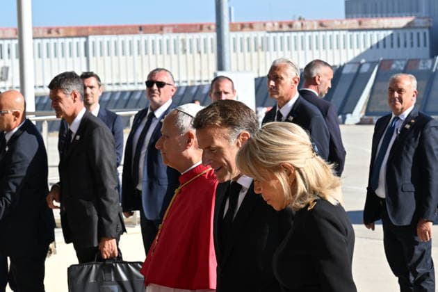 France-Arrival at Paris Orly Airport-2026 09 25 France, Orly,Vatican,2026 09 25 Welcome ceremony from Pope Leo XIV Upon his arrival at Paris Orly International Airport at the beginning of his apostolic journey ti France. EDITORIAL USE ONLY - NO BOOKS Copyright: xx