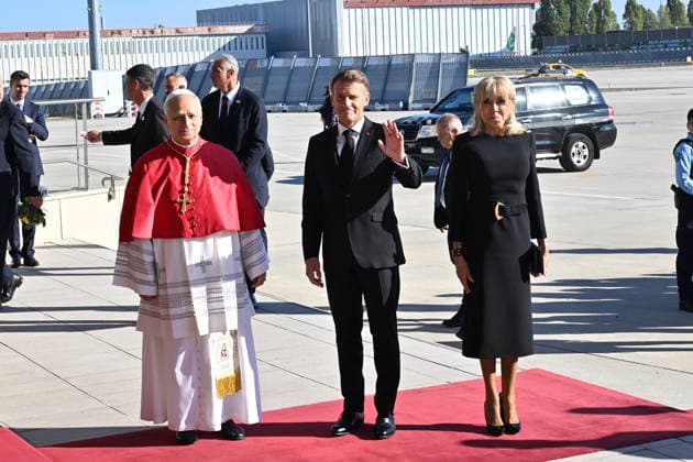 France-Arrival at Paris Orly Airport-2026 09 25 France, Orly,Vatican,2026 09 25 Welcome ceremony from Pope Leo XIV Upon his arrival at Paris Orly International Airport at the beginning of his apostolic journey ti France. EDITORIAL USE ONLY - NO BOOKS Copyright: xx
