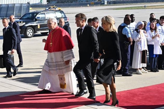 France-Arrival at Paris Orly Airport-2026 09 25 France, Orly,Vatican,2026 09 25 Welcome ceremony from Pope Leo XIV Upon his arrival at Paris Orly International Airport at the beginning of his apostolic journey ti France. EDITORIAL USE ONLY - NO BOOKS Copyright: xx