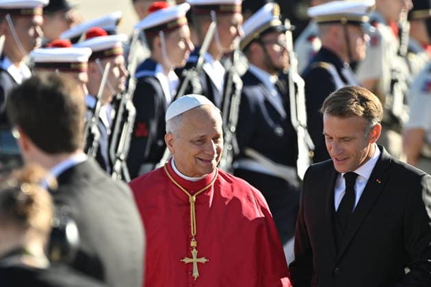 France-Arrival at Paris Orly Airport-2026 09 25 France, Orly,Vatican,2026 09 25 Welcome ceremony from Pope Leo XIV Upon his arrival at Paris Orly International Airport at the beginning of his apostolic journey ti France. EDITORIAL USE ONLY - NO BOOKS Copyright: xx