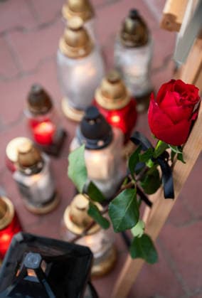 Ukrainian man stabs five people in a Polish monastery Photo: Maciej Napora East News Candles are seen burning a the the gate to the monastery after a stabbing attack at the Benedictine s abbey on September 24, 2026 in the town of Jaroslaw in south-eastern Poland. A 31-year-old Ukrainian man stabbed five people with a kitchen knife, killing a priest and wounding four other victims. The perpetrator, whose motives are so far unknown, was apprehended by the police. EN_01684814_0019 