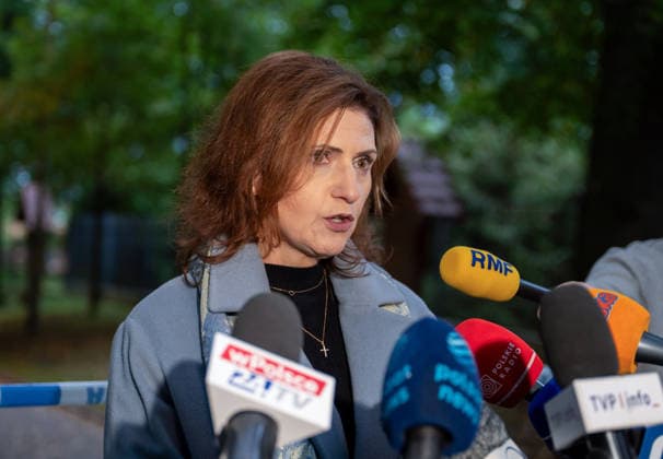 Ukrainian man stabs five people in a Polish monastery Photo: Maciej Napora East News District prosecutor Bozena Harasz-Woloszyn talks to the media near the crime scene, after a stabbing attack at the Benedictine s abbey on September 24, 2026 in the town of Jaroslaw in south-eastern Poland. A 31-year-old Ukrainian man stabbed five people with a kitchen knife, killing a priest and wounding four other victims. The perpetrator, whose motives are so far unknown, was apprehended by the police. EN_01684814_0023 