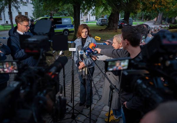 Ukrainian man stabs five people in a Polish monastery Photo: Maciej Napora East News District prosecutor Bozena Harasz-Woloszyn talks to the media near the crime scene, after a stabbing attack at the Benedictine s abbey on September 24, 2026 in the town of Jaroslaw in south-eastern Poland. A 31-year-old Ukrainian man stabbed five people with a kitchen knife, killing a priest and wounding four other victims. The perpetrator, whose motives are so far unknown, was apprehended by the police. EN_01684814_0026 