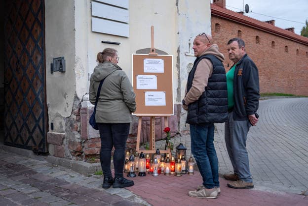 Ukrainian man stabs five people in a Polish monastery Photo: Maciej Napora East News Poeple stand next to to candles burning a the the gate to the monastery after a stabbing attack at the Benedictine s abbey on September 24, 2026 in the town of Jaroslaw in south-eastern Poland. A 31-year-old Ukrainian man stabbed five people with a kitchen knife, killing a priest and wounding four other victims. The perpetrator, whose motives are so far unknown, was apprehended by the police. EN_01684814_0029 