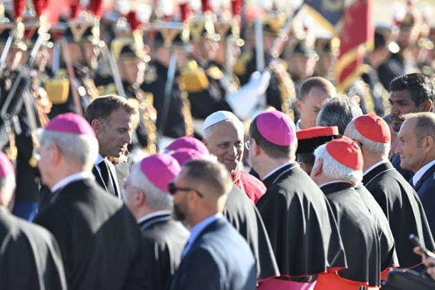 France-Arrival at Paris Orly Airport-2026 09 25 France, Orly,Vatican,2026 09 25 Welcome ceremony from Pope Leo XIV Upon his arrival at Paris Orly International Airport at the beginning of his apostolic journey ti France. EDITORIAL USE ONLY - NO BOOKS Copyright: xx