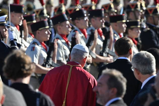 France-Arrival at Paris Orly Airport-2026 09 25 France, Orly,Vatican,2026 09 25 Welcome ceremony from Pope Leo XIV Upon his arrival at Paris Orly International Airport at the beginning of his apostolic journey ti France. EDITORIAL USE ONLY - NO BOOKS Copyright: xx