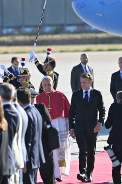 France-Arrival at Paris Orly Airport-2026 09 25 France, Orly,Vatican,2026 09 25 Welcome ceremony from Pope Leo XIV Upon his arrival at Paris Orly International Airport at the beginning of his apostolic journey ti France. EDITORIAL USE ONLY - NO BOOKS Copyright: xx