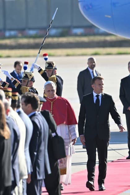 France-Arrival at Paris Orly Airport-2026 09 25 France, Orly,Vatican,2026 09 25 Welcome ceremony from Pope Leo XIV Upon his arrival at Paris Orly International Airport at the beginning of his apostolic journey ti France. EDITORIAL USE ONLY - NO BOOKS Copyright: xx