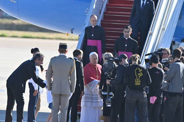 France-Arrival at Paris Orly Airport-2026 09 25 France, Orly,Vatican,2026 09 25 Welcome ceremony from Pope Leo XIV Upon his arrival at Paris Orly International Airport at the beginning of his apostolic journey ti France. EDITORIAL USE ONLY - NO BOOKS Copyright: xx
