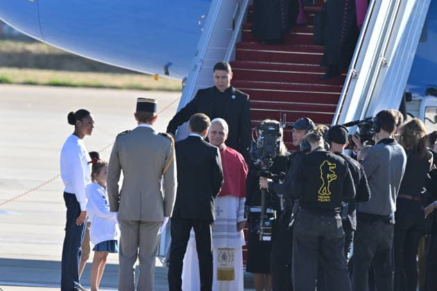 France-Arrival at Paris Orly Airport-2026 09 25 France, Orly,Vatican,2026 09 25 Welcome ceremony from Pope Leo XIV Upon his arrival at Paris Orly International Airport at the beginning of his apostolic journey ti France. EDITORIAL USE ONLY - NO BOOKS Copyright: xx