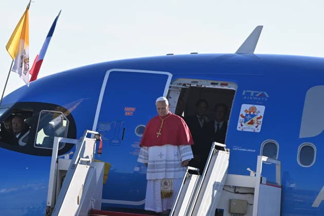 France-Arrival at Paris Orly Airport-2026 09 25 France, Orly,Vatican,2026 09 25 Welcome ceremony from Pope Leo XIV Upon his arrival at Paris Orly International Airport at the beginning of his apostolic journey ti France. EDITORIAL USE ONLY - NO BOOKS Copyright: xx