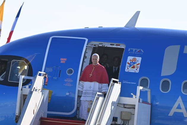 France-Arrival at Paris Orly Airport-2026 09 25 France, Orly,Vatican,2026 09 25 Welcome ceremony from Pope Leo XIV Upon his arrival at Paris Orly International Airport at the beginning of his apostolic journey ti France. EDITORIAL USE ONLY - NO BOOKS Copyright: xx