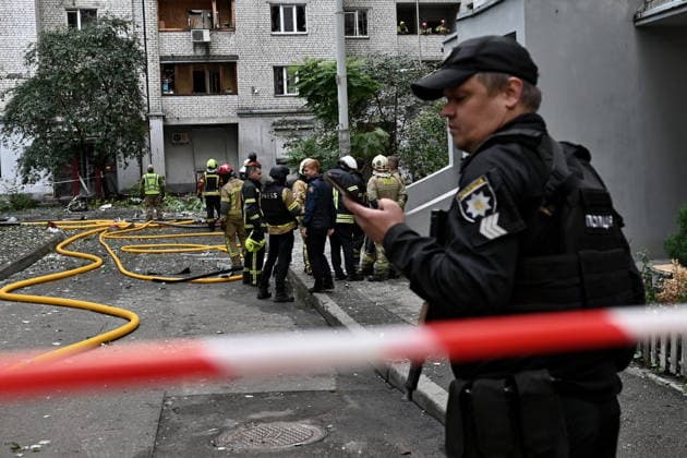 Aftermath of a Russian drone attack in Kyiv, Ukraine - 25 Sept 2026 Firefighters seen at the site of an apartment building which was hit by a Russian jet drone strike during Russia s attack. Kyiv Ukraine Copyright: xAleksandrxGusevx xSOPAxImagesx Oleksandr_Gusev_Pechersk_25092026(2)