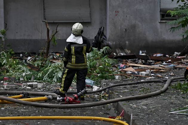 Aftermath of a Russian drone attack in Kyiv, Ukraine - 25 Sept 2026 A firefighter seen at the site of an apartment building which was hit by a Russian jet drone strike during Russia s attack. Kyiv Ukraine Copyright: xAleksandrxGusevx xSOPAxImagesx Oleksandr_Gusev_Pechersk_25092026(4)