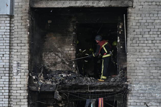 Aftermath of a Russian drone attack in Kyiv, Ukraine - 25 Sept 2026 A firefighter seen at the site of an apartment building which was hit by a Russian jet drone strike during Russia s attack. Kyiv Ukraine Copyright: xAleksandrxGusevx xSOPAxImagesx Oleksandr_Gusev_Pechersk_25092026(6)