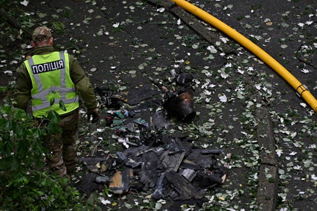 Aftermath of a Russian drone attack in Kyiv, Ukraine - 25 Sept 2026 A police officer examines a jet engine at the site where a Russian strike drone hit an apartment building during a Russian attack on the country. Kyiv Ukraine Copyright: xAleksandrxGusevx xSOPAxImagesx Oleksandr_Gusev_Pechersk_25092026(7)