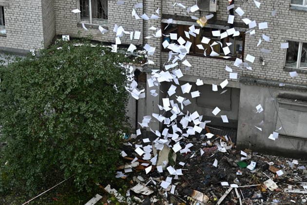 Aftermath Of A Russian Drone Attack In Kyiv Sheets of paper fly through the air at the site where a Russian strike drone hit an apartment building in Kyiv, Ukraine, during a Russian attack on the country on September 25, 2026. Kyiv Ukraine  Copyright: xOleksandrxGusevx originalFilename: gusev-aftermat260925_npeGU.jpg