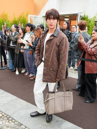 IPA88948217 - Milan, Milan Women™s Fashion Week Spring Summer 2027 - Women™s Fashion, Spring Summer 2027 - Tod™s fashion show - guests pictured: Seung Ju Han  Copyright: xRiccardoxGiordanox xRiccardoxGiordanox IPA88948217