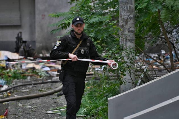 Aftermath Of A Russian Drone Attack In Kyiv A police officer unrolls cordon tape at the site where a Russian strike drone hit an apartment building in Kyiv, Ukraine, during a Russian attack on the country, on September 25, 2026. Kyiv Ukraine  Copyright: xOleksandrxGusevx originalFilename: gusev-aftermat260925_npuhY.jpg