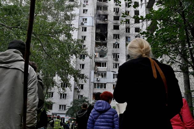 Aftermath Of A Russian Drone Attack In Kyiv People gather as emergency personnel work at the site of an apartment building hit by a Russian jet drone strike in Kyiv, on September 25, 2026. Kyiv Ukraine  Copyright: xOleksandrxGusevx originalFilename: gusev-aftermat260925_npvXE.jpg