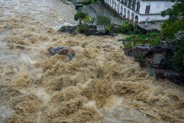 Heavy Rain Affects Daily Activities In Kathmandu. The water level in the Bagmati River rises amid heavy rainfall in Kathmandu, Nepal, on September 25, 2026. The rainfall has disrupted daily activities as a deep depression over the Bay of Bengal continues to influence weather conditions in the region. Kathmandu bagmati Nepal  Copyright: xAmbirxTolangx originalFilename: tolang-heavyrai260925_npPfW.jpg