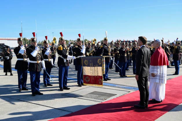 TRIP_PAPA_2026 France, Parly, Vatican, 2026 9 25 Welcome ceremony for Pope Leo XIV upon his arrival at Paris Orly International Airport at the beginning of his apostolic journey to France. EDITORIAL USE ONLY - NO BOOKS Copyright: xVATICANxMEDIA xCatholicxPressxPhotox